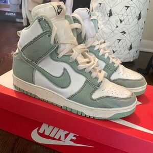 Green Women’s Nike Dunks High 1995 in Size 10